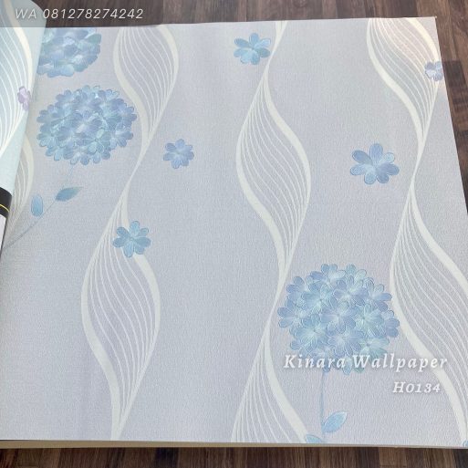 Wallpaper Bunga Serunai Ulir Biru Dasar Cream
