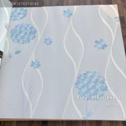 Wallpaper Bunga Serunai Ulir Biru Dasar Cream