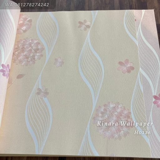 Wallpaper Bunga Serunai Ulir Gold Dasar Cream